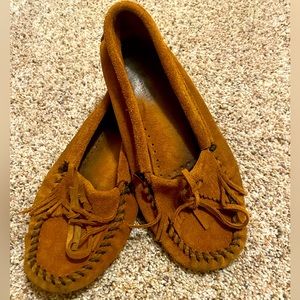 Minnetonka Kilty Hardsole Moccasins in Size 7.5